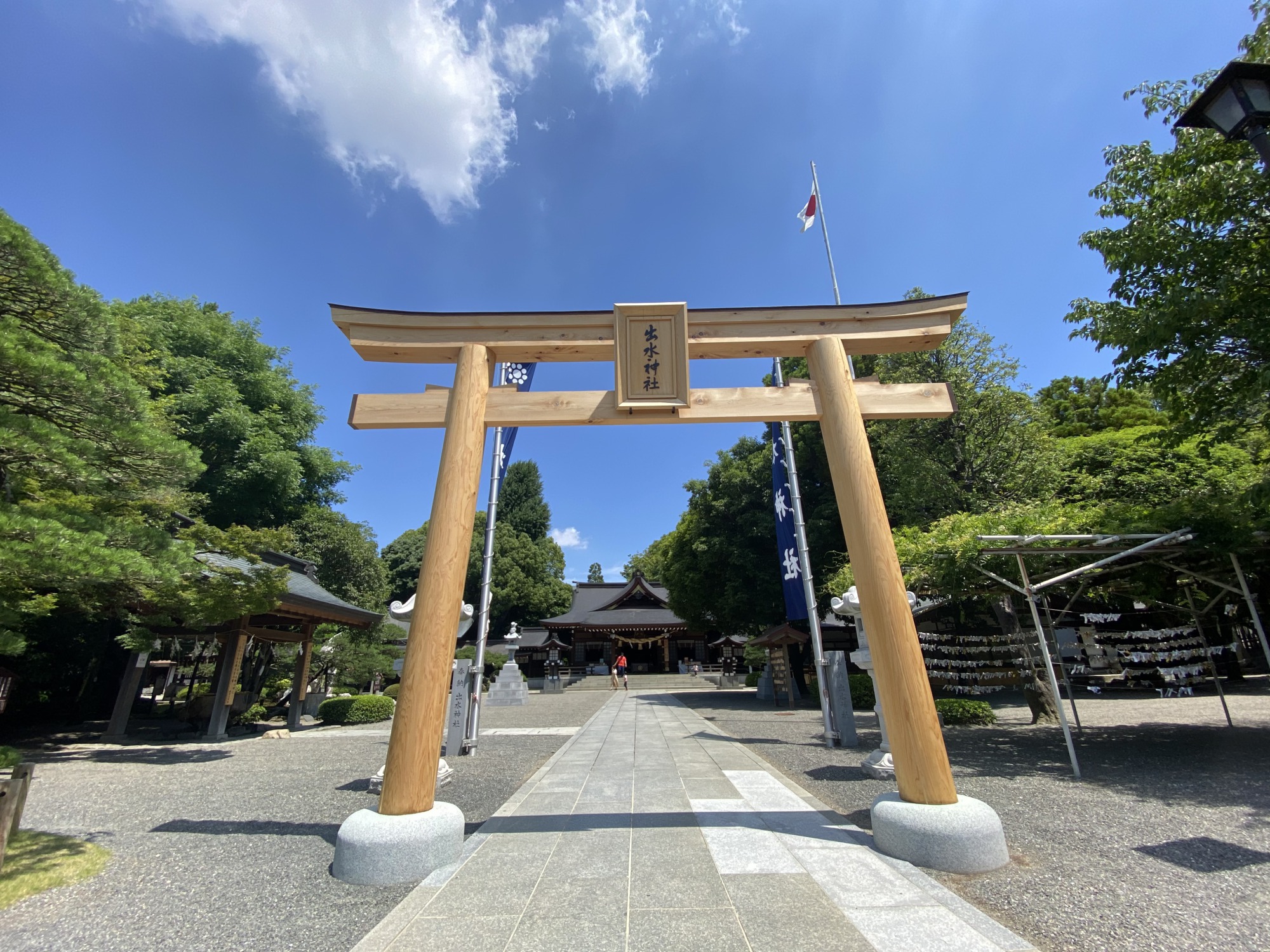 出水神社鳥居(拝殿前)