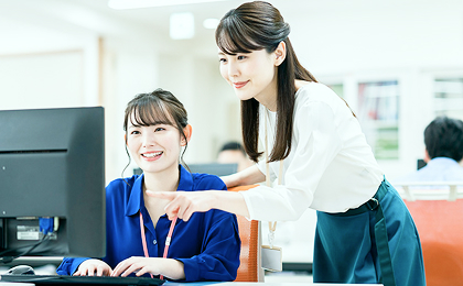 経理課の業務風景