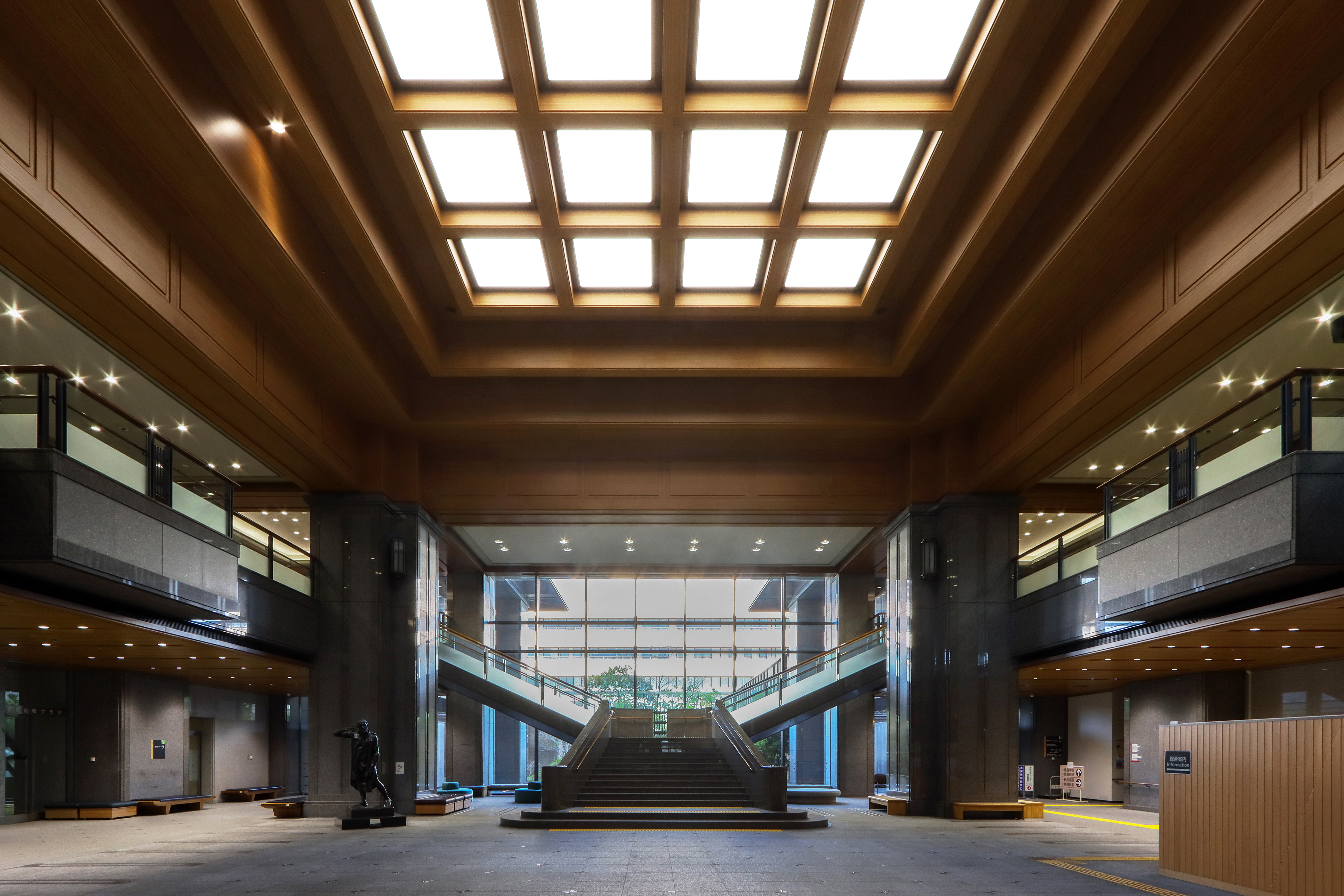 県庁新館1階県民広場特定天井